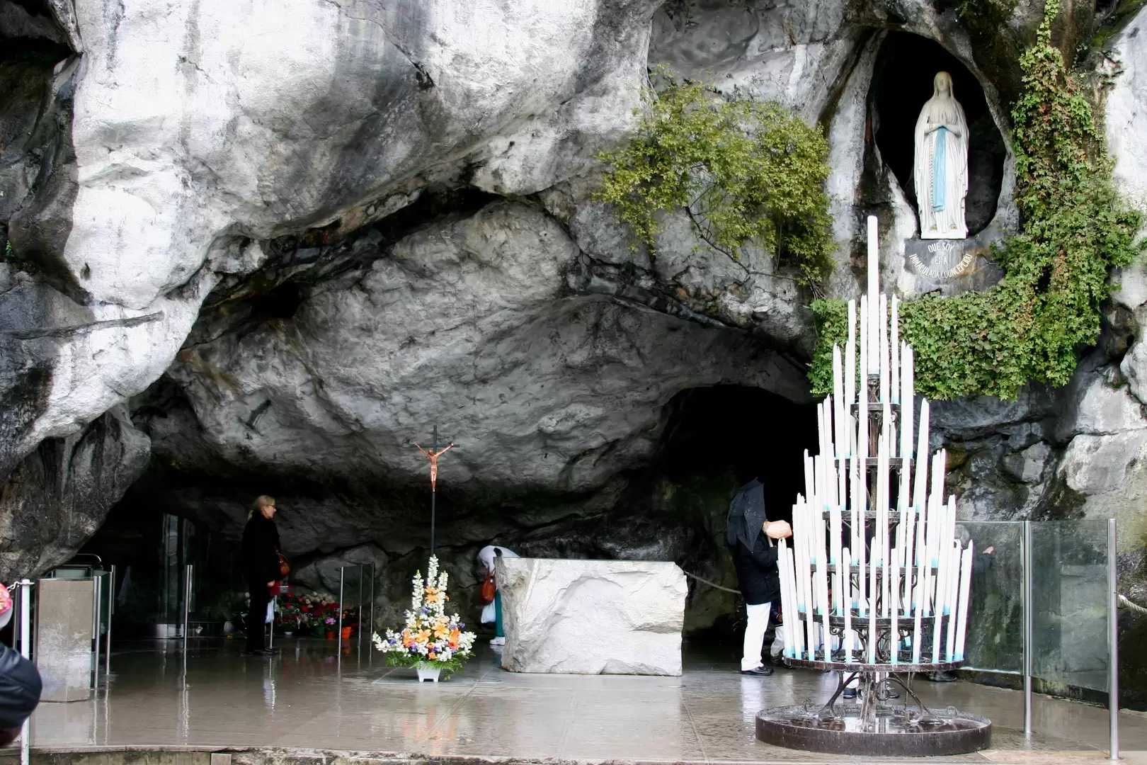 santuarios-marianos-LOURDES-VIRGEN